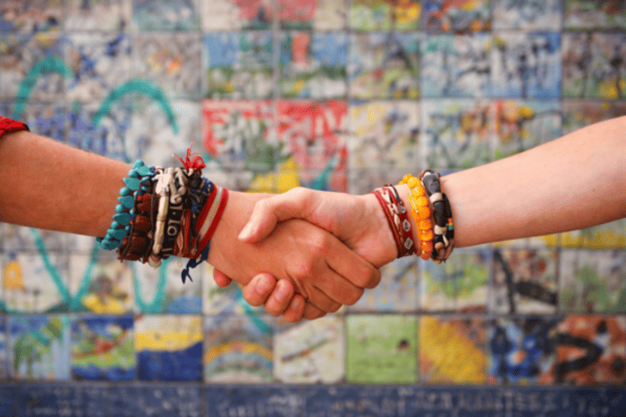Poignée-de-main-et-bracelets-bohèmes