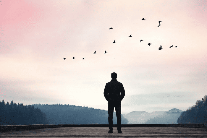 Silhouette-d-un-homme-au-bord-d-un-lac